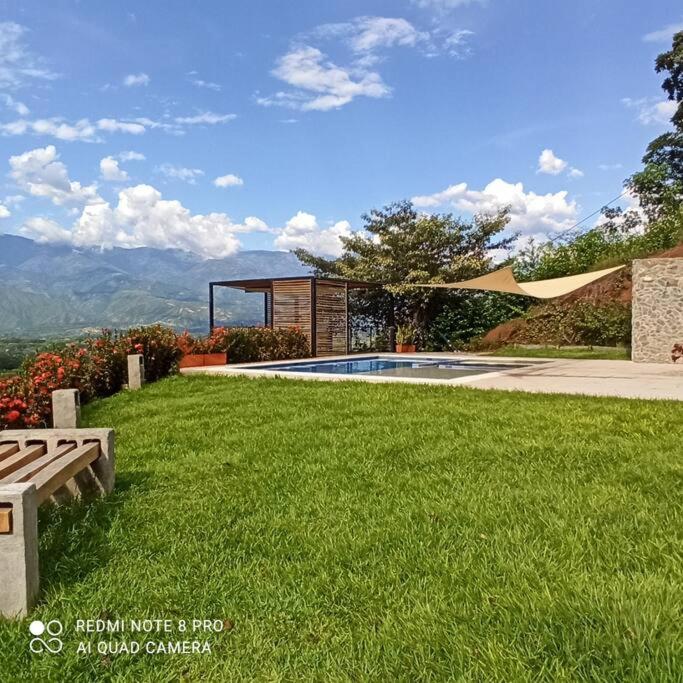 Piscina-gran vista-clima cálido y pueblo histórico