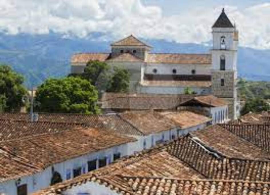 Piscina-gran vista-clima cálido y pueblo histórico
