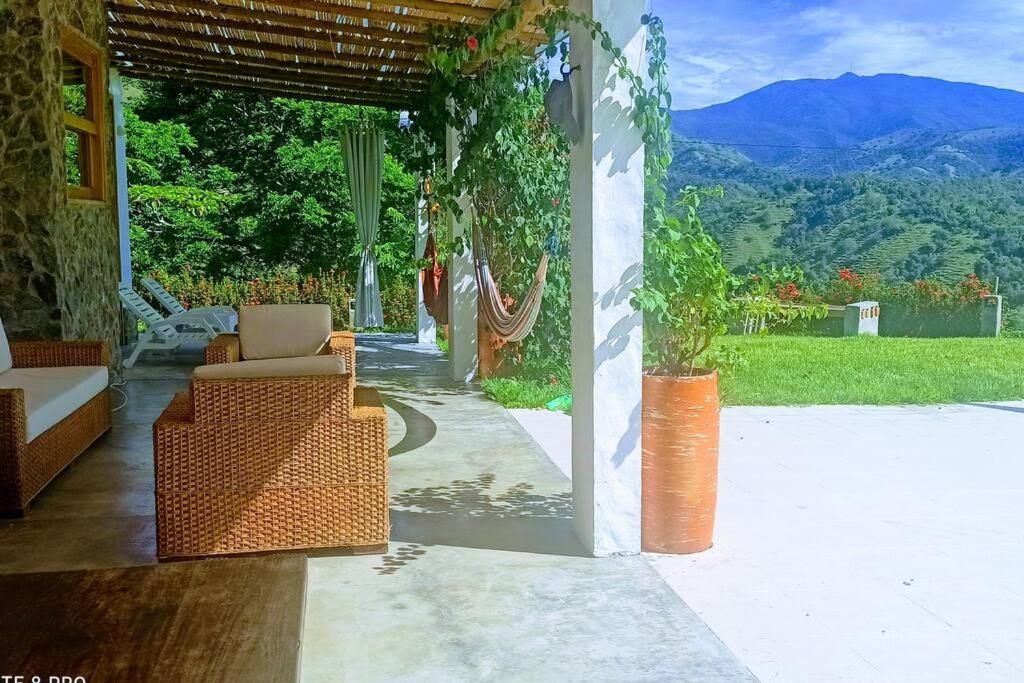 Piscina-gran vista-clima cálido y pueblo histórico