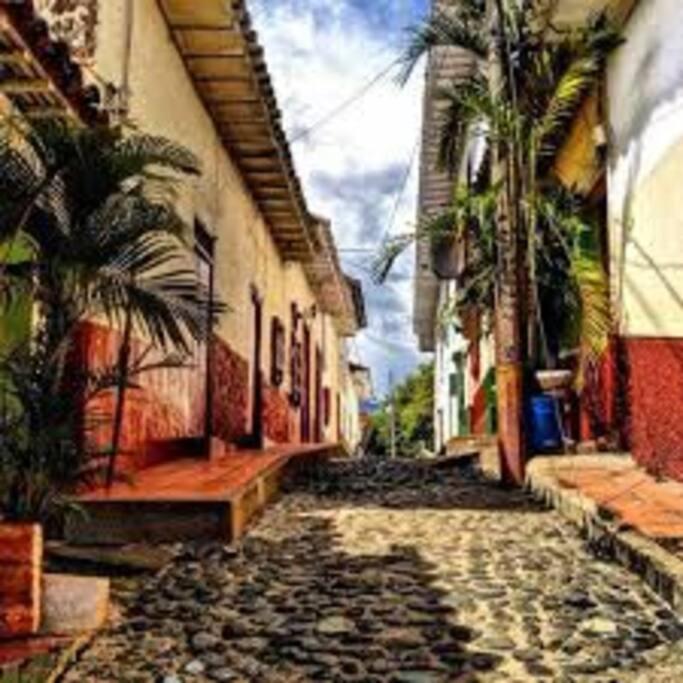 Piscina-gran vista-clima cálido y pueblo histórico