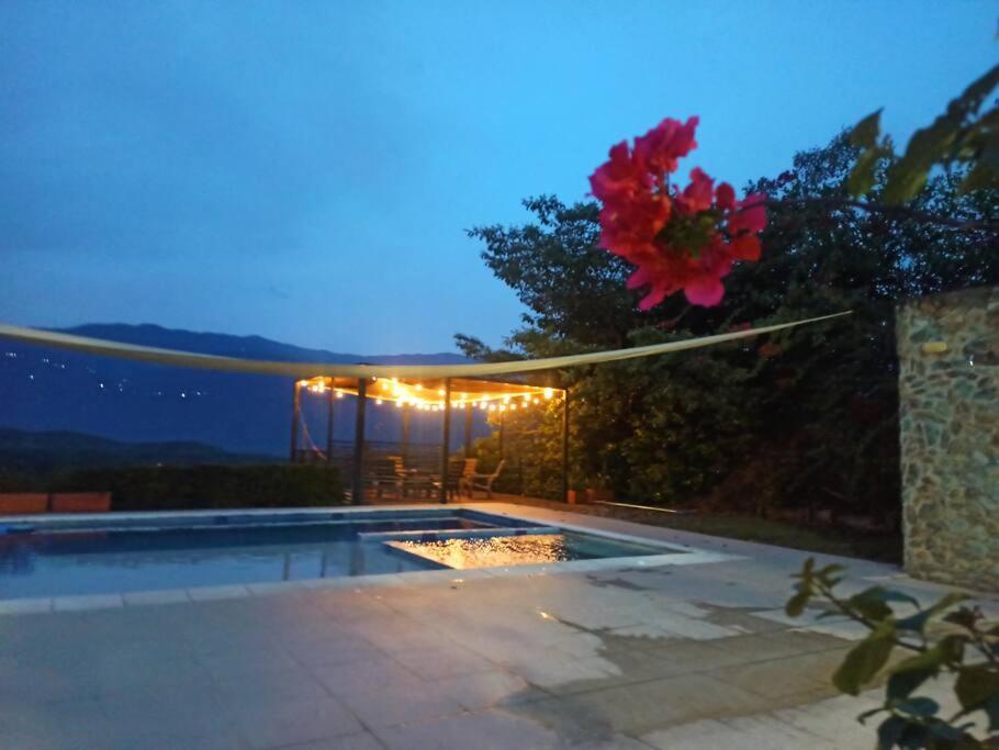 Piscina-gran vista-clima cálido y pueblo histórico