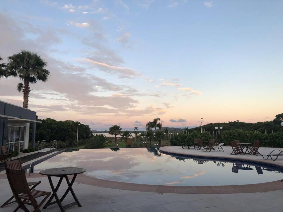 Casa NOVA, vista lagoa, piscina no condomínio