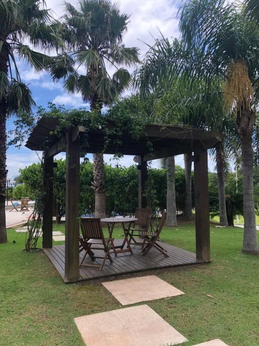Casa NOVA, vista lagoa, piscina no condomínio