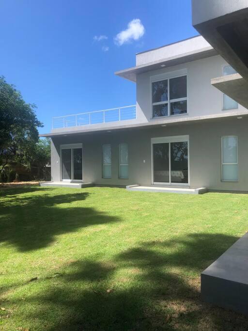 Casa NOVA, vista lagoa, piscina no condomínio