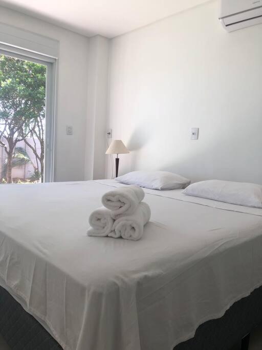 Casa NOVA, vista lagoa, piscina no condomínio