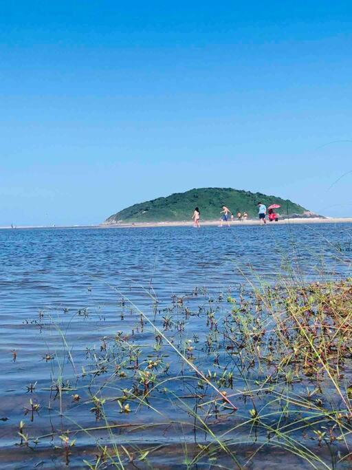 Casa NOVA, vista lagoa, piscina no condomínio