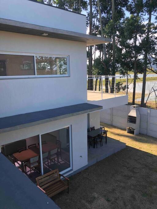 Casa NOVA, vista lagoa, piscina no condomínio