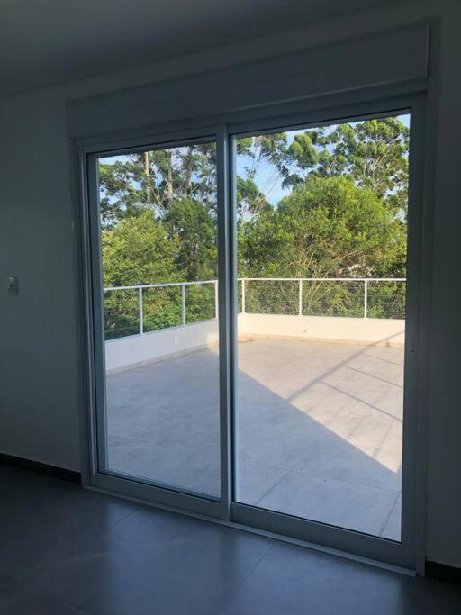 Casa NOVA, vista lagoa, piscina no condomínio