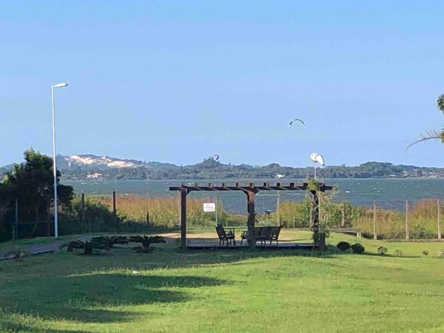 Casa NOVA, vista lagoa, piscina no condomínio