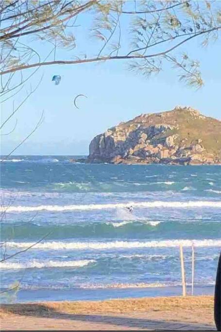 Casa NOVA, vista lagoa, piscina no condomínio