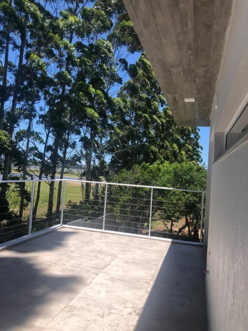 Casa NOVA, vista lagoa, piscina no condomínio