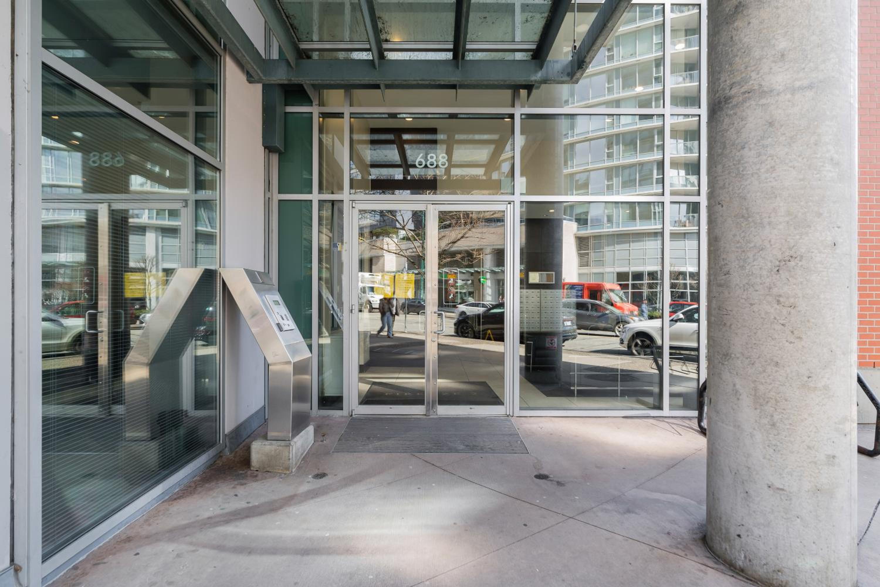 GardenView Modern Condo with Parking, Gym, Pool, AC