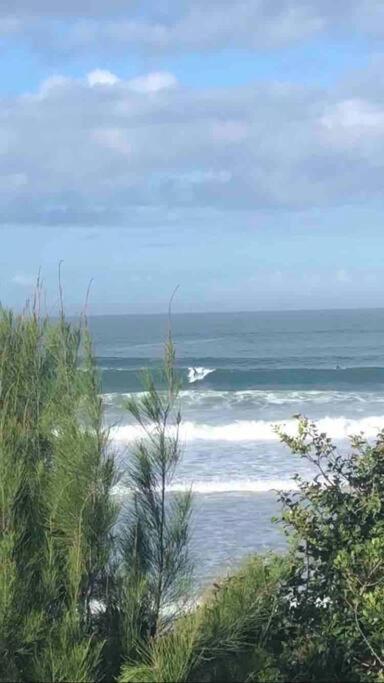 Casa NOVA, vista lagoa, piscina no condomínio