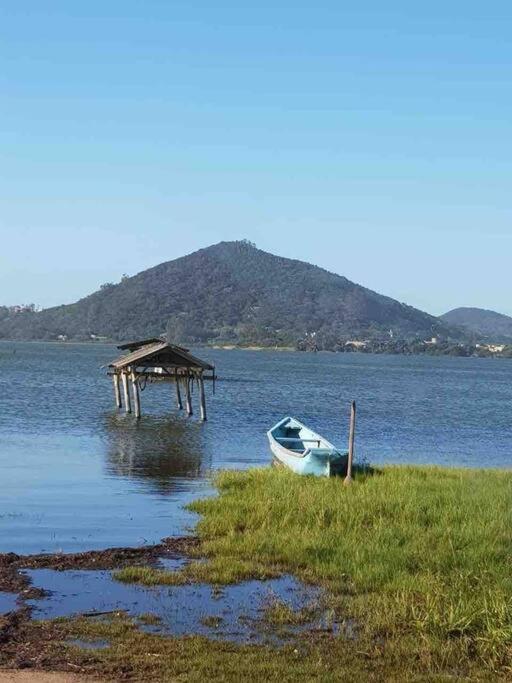 Casa NOVA, vista lagoa, piscina no condomínio