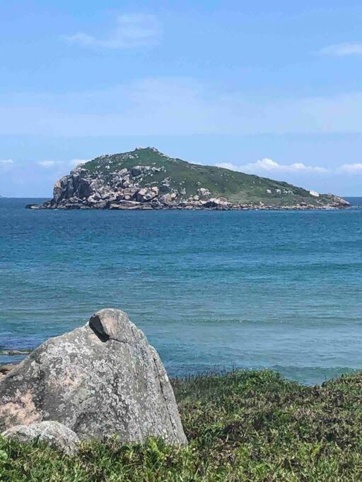 Casa NOVA, vista lagoa, piscina no condomínio