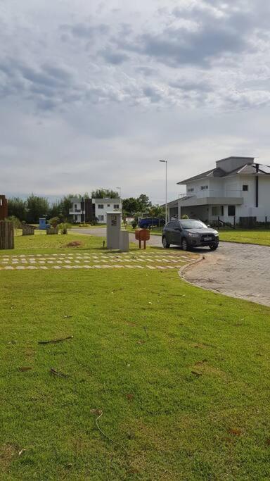 Casa NOVA, vista lagoa, piscina no condomínio
