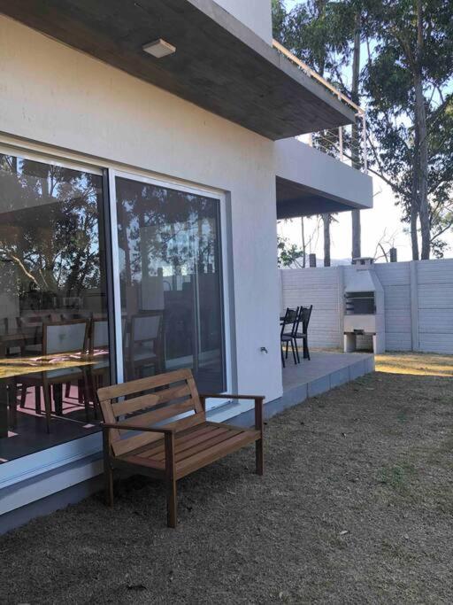 Casa NOVA, vista lagoa, piscina no condomínio