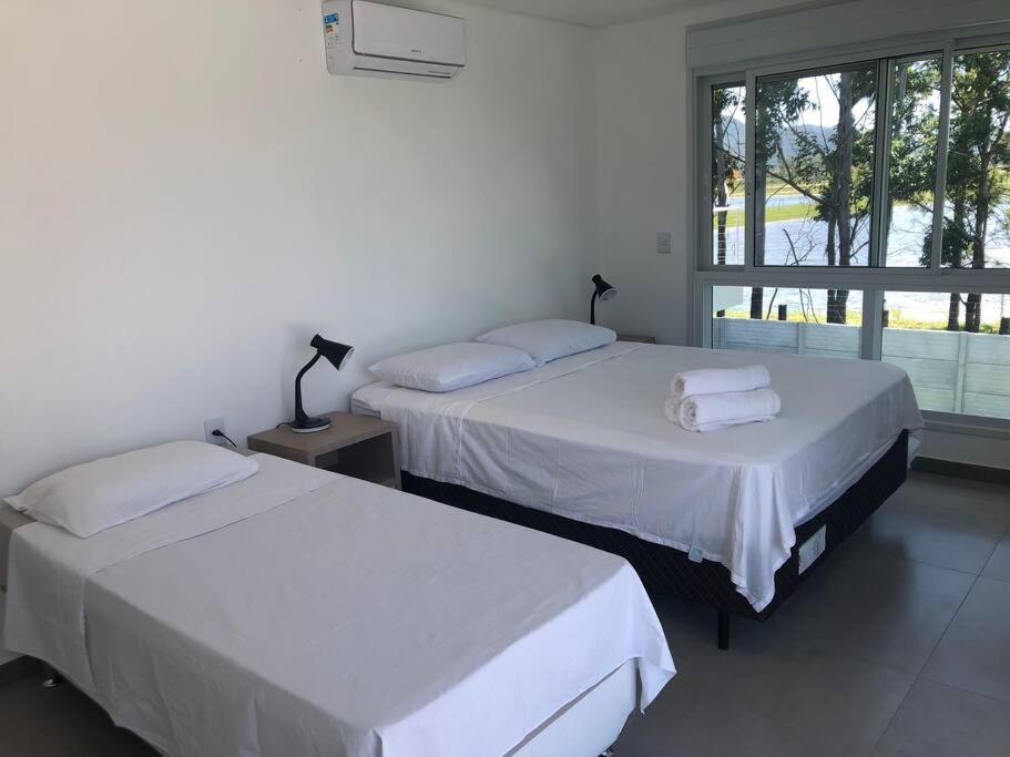 Casa NOVA, vista lagoa, piscina no condomínio