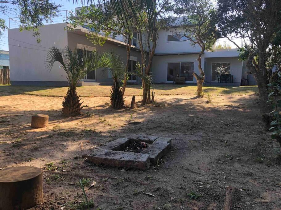 Casa NOVA, vista lagoa, piscina no condomínio