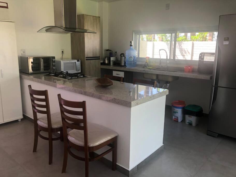 Casa NOVA, vista lagoa, piscina no condomínio