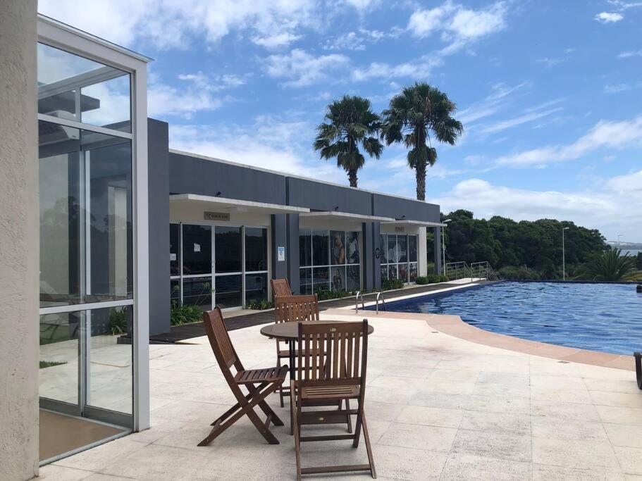 Casa NOVA, vista lagoa, piscina no condomínio