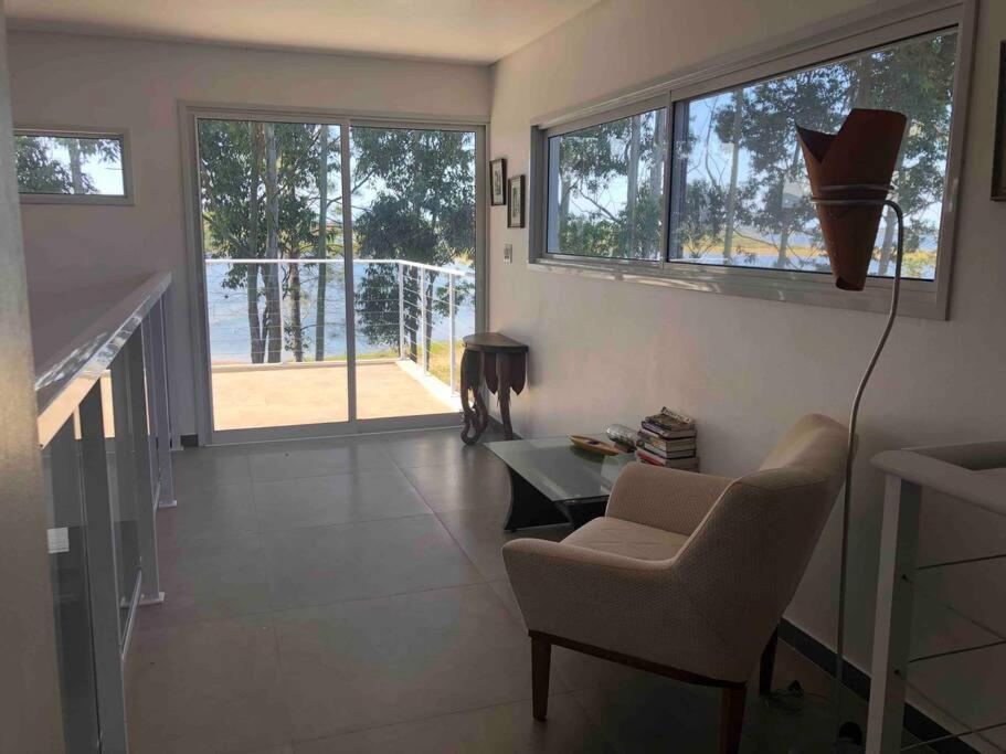 Casa NOVA, vista lagoa, piscina no condomínio