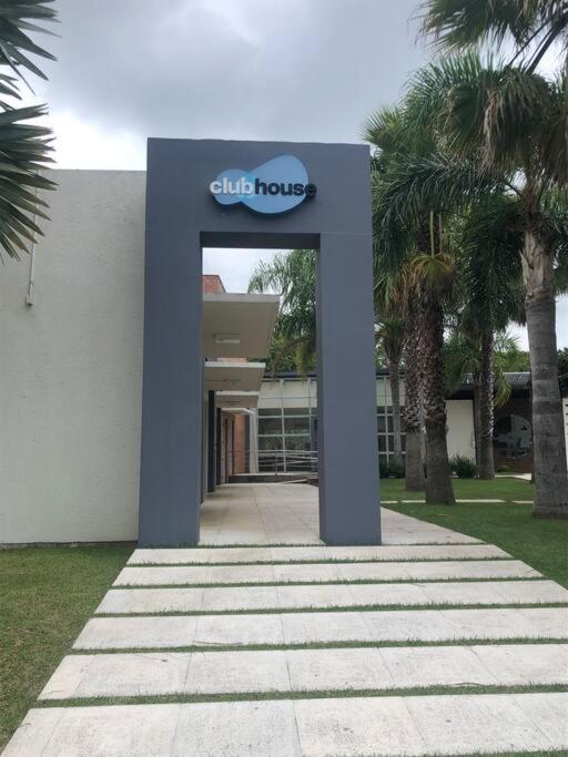 Casa NOVA, vista lagoa, piscina no condomínio
