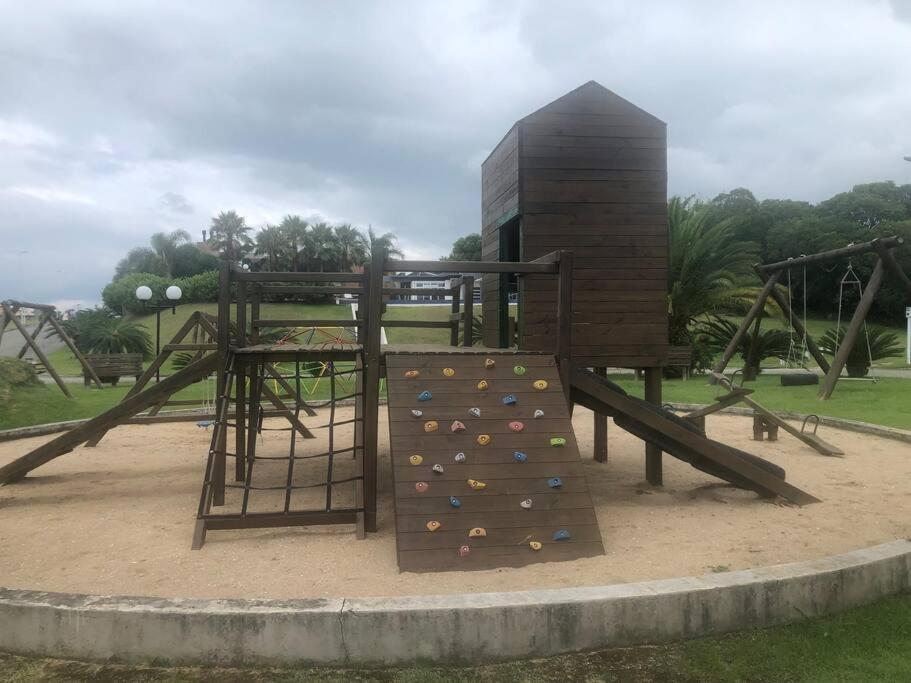 Casa NOVA, vista lagoa, piscina no condomínio