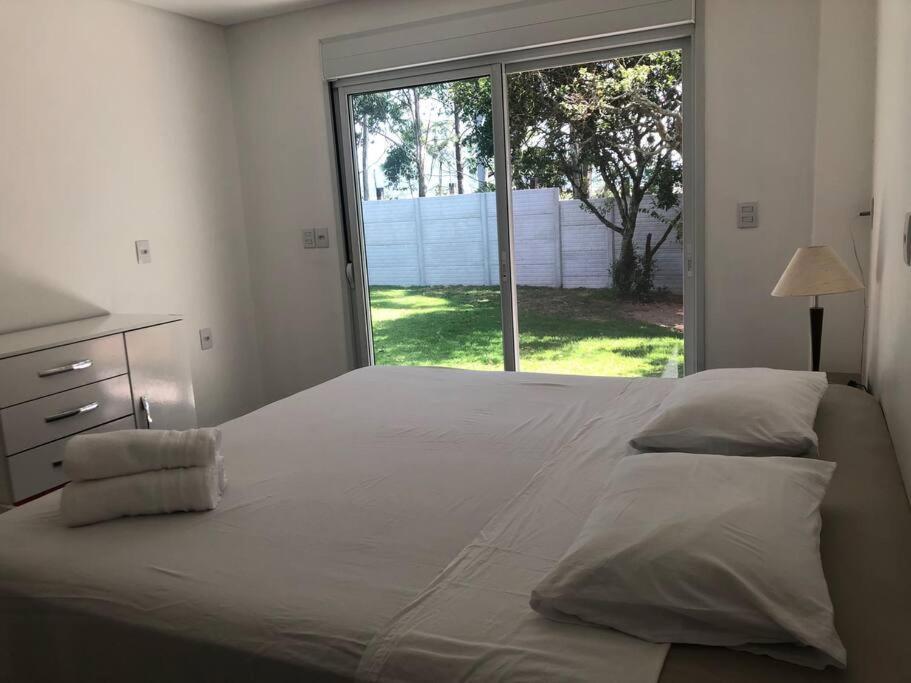 Casa NOVA, vista lagoa, piscina no condomínio