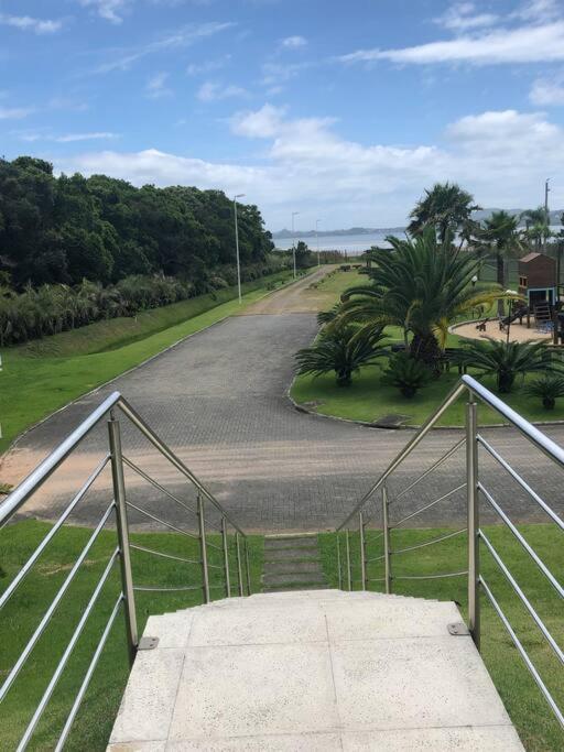 Casa NOVA, vista lagoa, piscina no condomínio