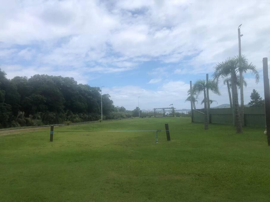 Casa NOVA, vista lagoa, piscina no condomínio