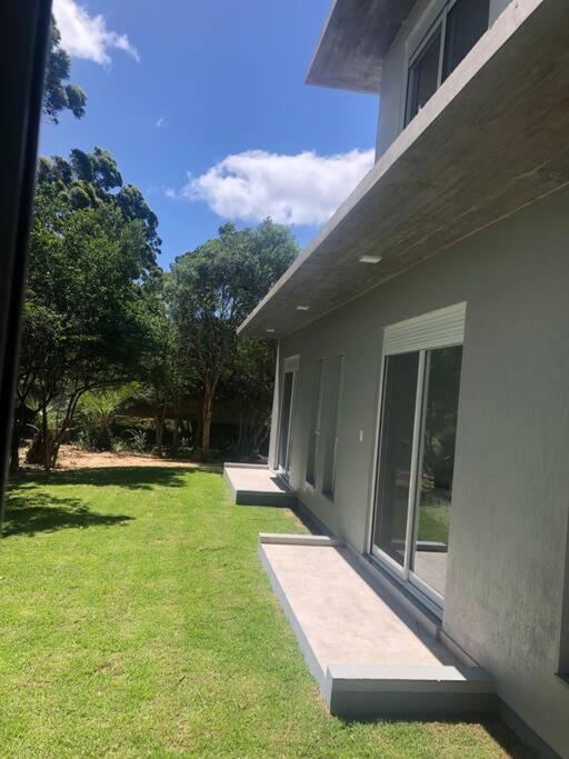 Casa NOVA, vista lagoa, piscina no condomínio