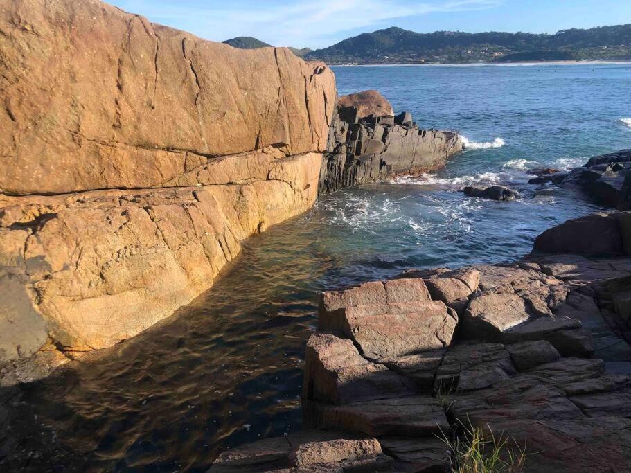 Casa NOVA, vista lagoa, piscina no condomínio