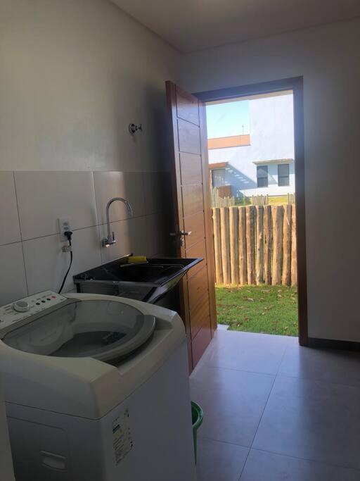 Casa NOVA, vista lagoa, piscina no condomínio