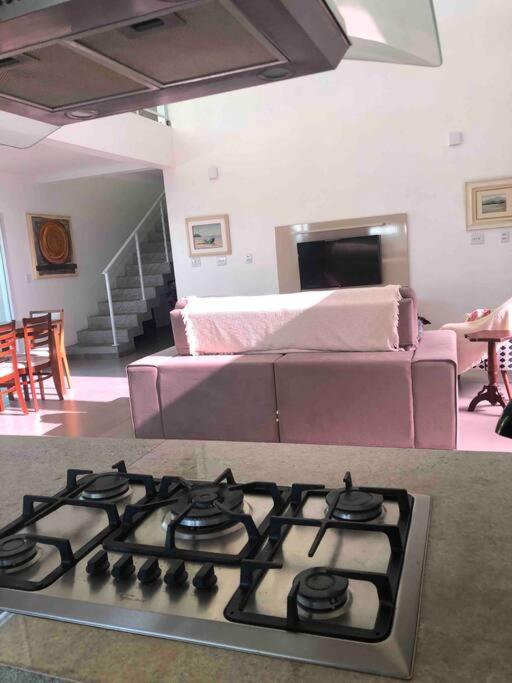 Casa NOVA, vista lagoa, piscina no condomínio