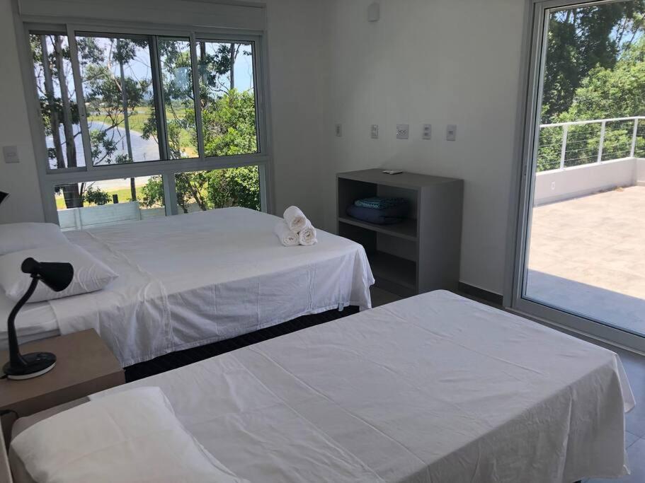 Casa NOVA, vista lagoa, piscina no condomínio