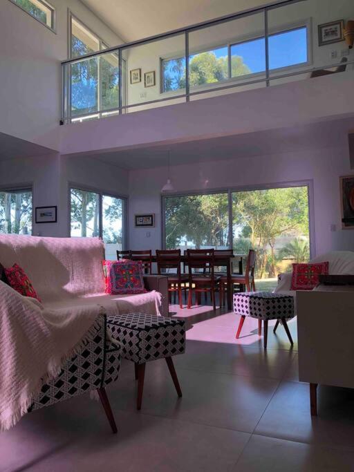 Casa NOVA, vista lagoa, piscina no condomínio