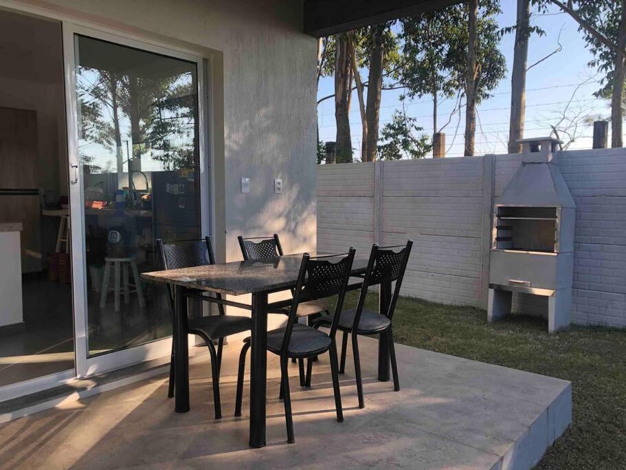Casa NOVA, vista lagoa, piscina no condomínio