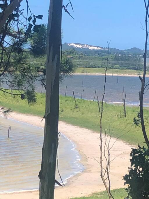 Casa NOVA, vista lagoa, piscina no condomínio