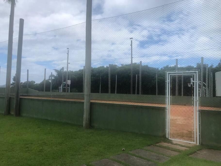 Casa NOVA, vista lagoa, piscina no condomínio