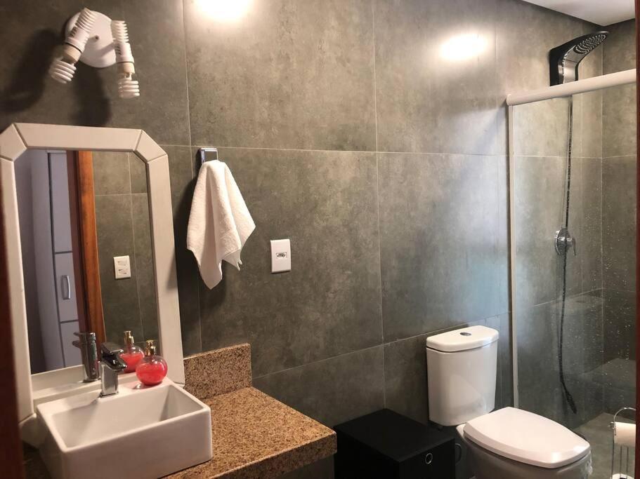 Casa NOVA, vista lagoa, piscina no condomínio