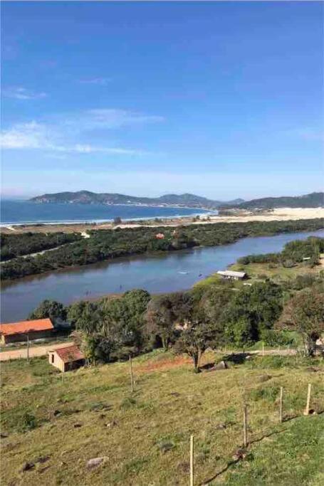 Casa NOVA, vista lagoa, piscina no condomínio