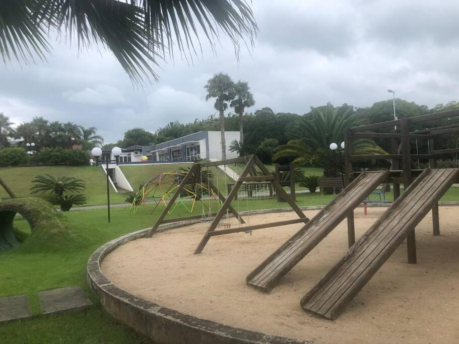 Casa NOVA, vista lagoa, piscina no condomínio