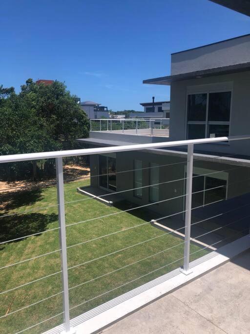 Casa NOVA, vista lagoa, piscina no condomínio