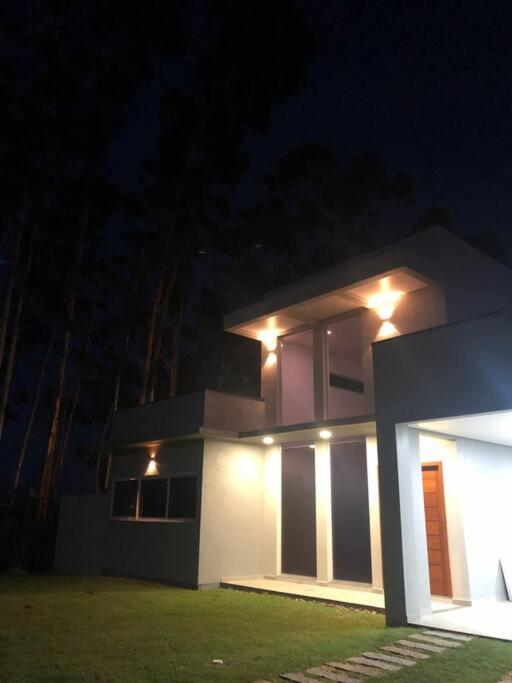 Casa NOVA, vista lagoa, piscina no condomínio