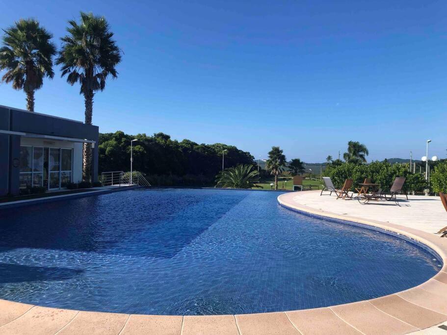 Casa NOVA, vista lagoa, piscina no condomínio