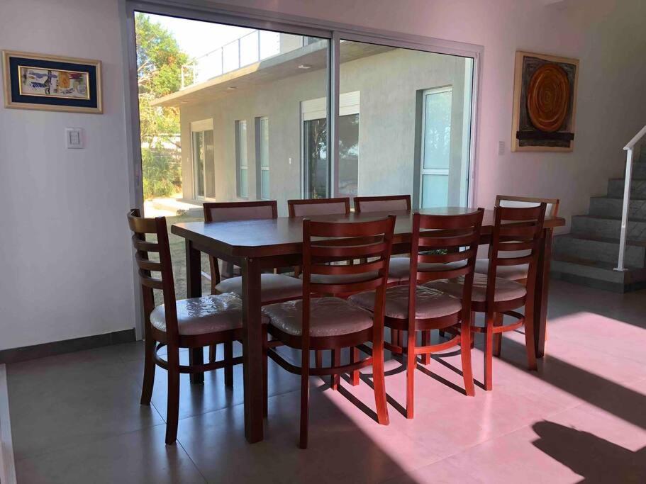 Casa NOVA, vista lagoa, piscina no condomínio