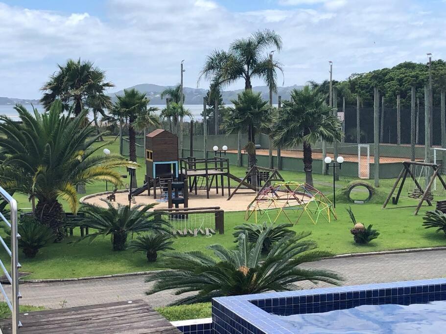 Casa NOVA, vista lagoa, piscina no condomínio
