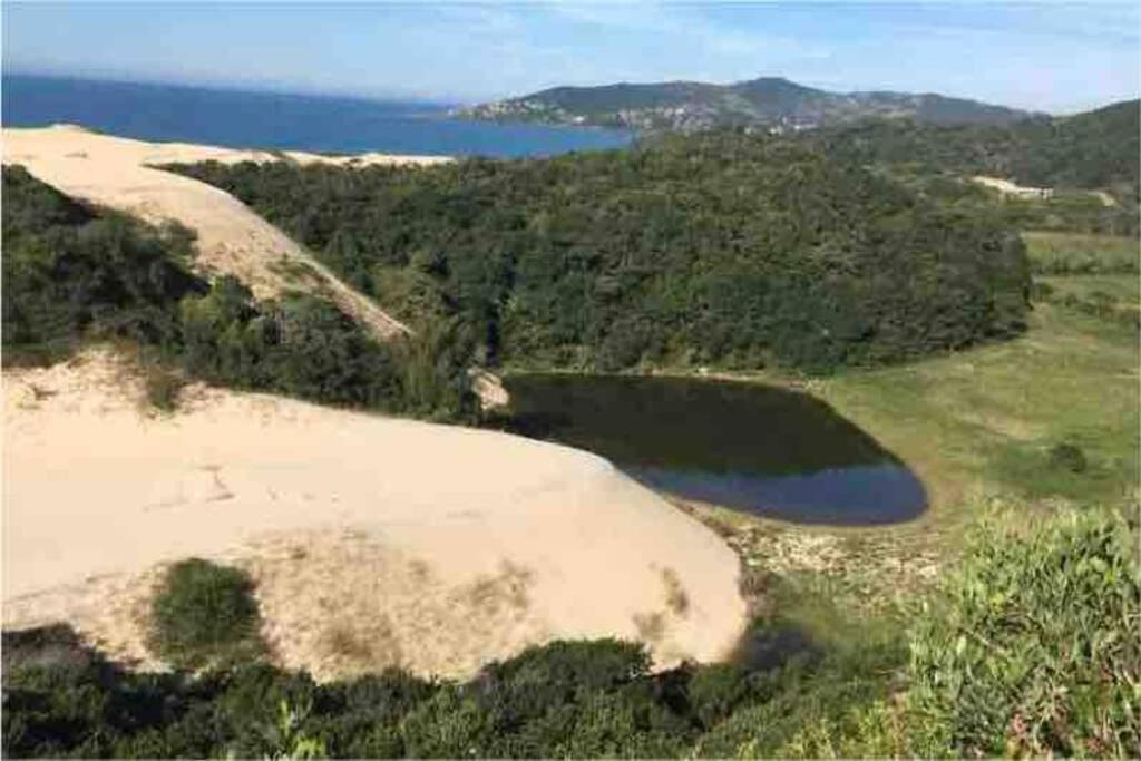 Casa NOVA, vista lagoa, piscina no condomínio
