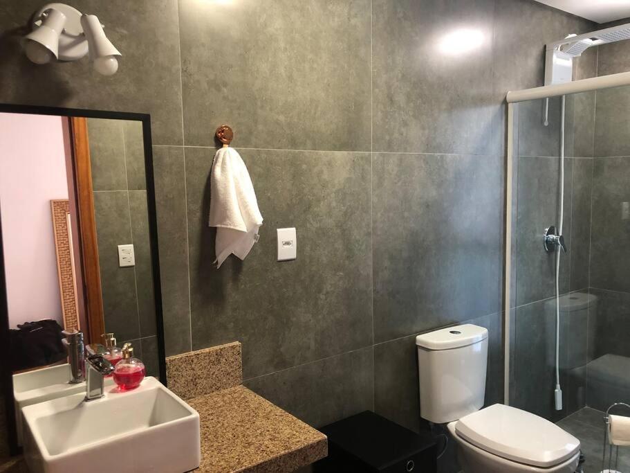 Casa NOVA, vista lagoa, piscina no condomínio
